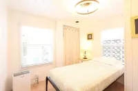 BlueDolphin Cottage Walk To Siesta Beach - 3-Star