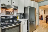 Cozy Livingston House w/ Fenced Yard + Patio! - parking