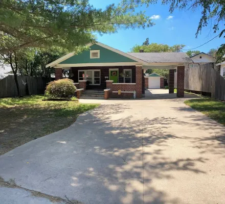 Zylee’s House on Choctaw is just a short walk to downtown Tahlequah. - 3-Star