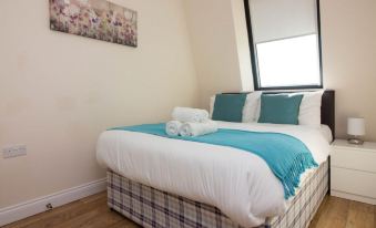 Stayzo Castle Penthouse 17 - A Clean Fresh Modern Apartment with Free Wi-fi