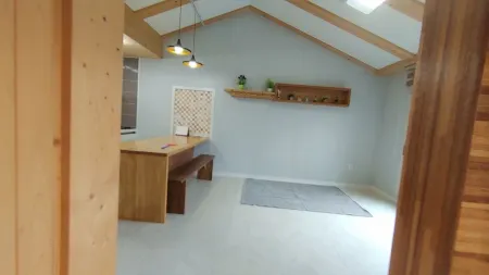 Jeju Sandeul Pension Отели рядом с достопримечательностью «Dolgeobugi Suseok Bakmulkwan»