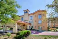 Days Inn & Suites by Wyndham Arlington Heights - Wifi