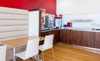 Travelodge London Kew Bridge Hotel