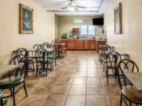 Econo Lodge Cadillac by Choice Hotels in Cadillac
