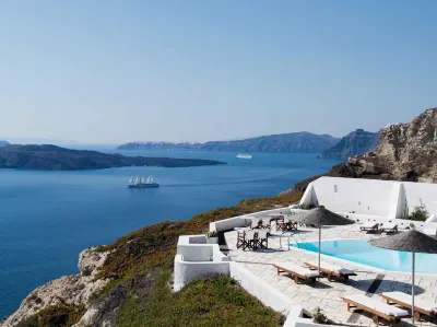 Caldera's Dolphin Suites Hotels in Megalochori
