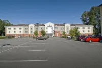 Candlewood Suites 伯靈頓 - 停車場
