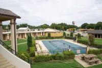 Woodridge Inn and Suites - Bãi đậu xe