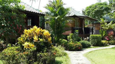 Dusita Resort Kohkood Отели рядом с достопримечательностью «Кут»