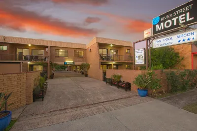 River Street Motel Hotels near Riverview Park