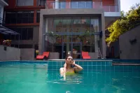 Abhyagama Hotel - Swimmingpools