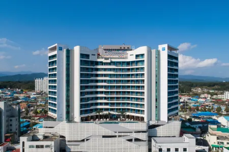 SL Hotel Gangneung Отели рядом с достопримечательностью «Джумунджин- Бич»