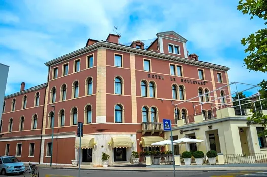 Hotel le Boulevard Hotels near Villa Eva