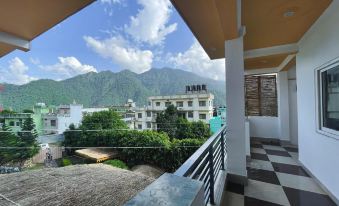 12 Monks Rishikesh Hostel