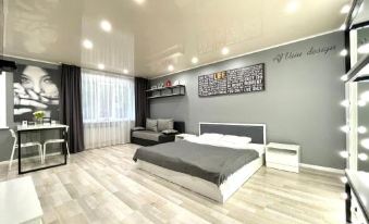 Studio apartment in the center with white bedding, perfectly clean, with a large mirror