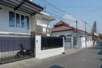 RedDoorz Plus Syariah Near Stasiun Tegal 2 Hoteles en Kejambon