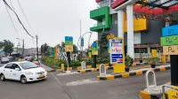 Comfort and Strategic 2Br at Bassura City Apartment - Kitchenette