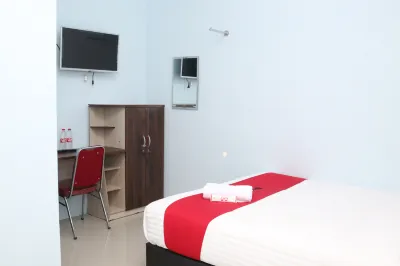 RedDoorz Syariah Near Suncity Mall Madiun Hotels in Kertobanyon