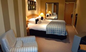a hotel room with two beds , one on the left and one on the right side of the room at Hotel Manor Windsor
