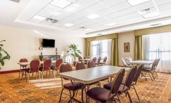 La Quinta Inn & Suites by Wyndham Midwest City - Tinker AFB