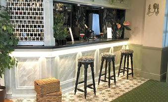 Falcon Hotel