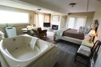 Treetop Retreat Hotels in Hensley Township