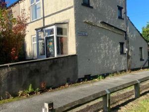 Inviting 1-Bed House in Bradford