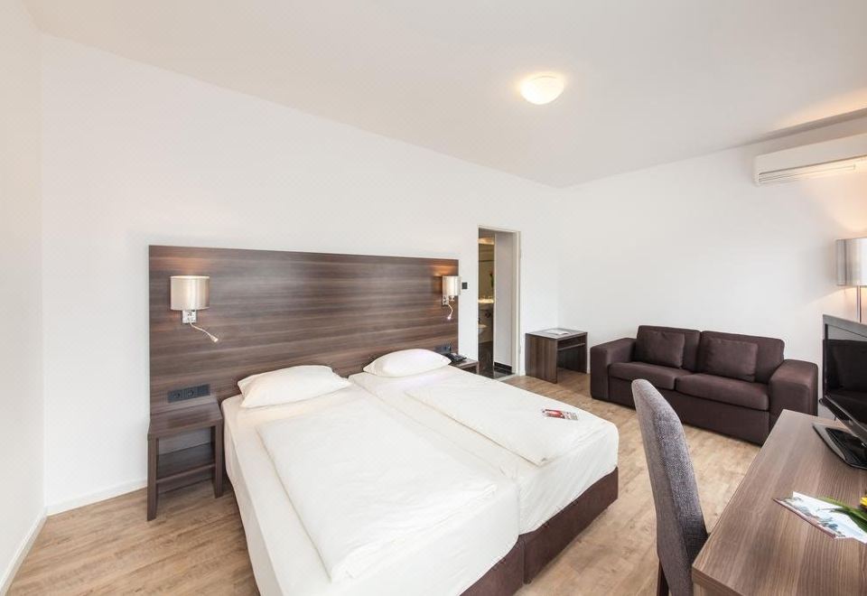 4. Hotel Co..