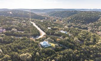 Gorgeous Home with Hot Tub 5Min from the River