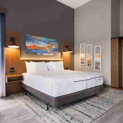 La Quinta Inn & Suites by Wyndham Del Rio Rooms