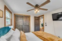 Titletown Hideaway: Spacious Boho 4 Bedroom Home by Redawning Hotels in Green Bay