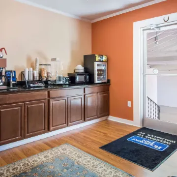 Rodeway Inn & Suites