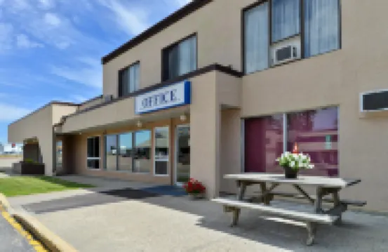Canadas Best Value Inn Whitecourt - ที่มีที่จอดรถ