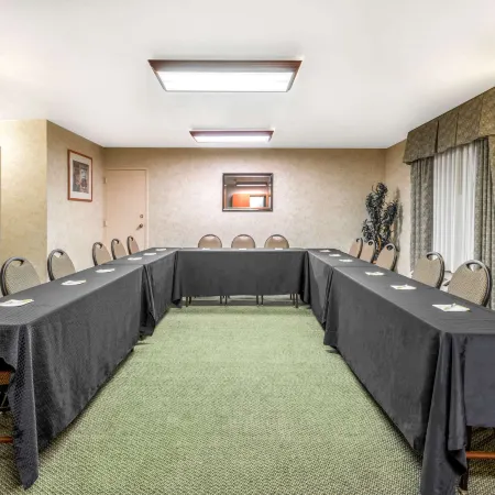 Days Inn & Suites by Wyndham Albuquerque North Отели рядом с достопримечательностью «Тропа Ла Луз»