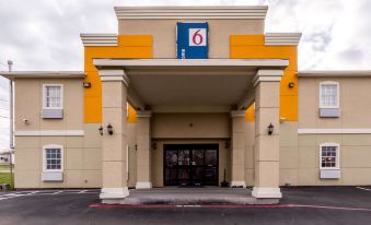Motel 6 Jourdanton, TX