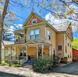 Blooming Inn Shelburne Falls Hotel dekat Rock, Fossil, and Dinosaur Shop