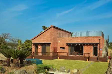 Jeju Dumo 542 Отели рядом с достопримечательностью «Dolgeobugi Suseok Bakmulkwan»