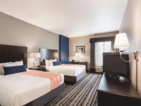 La Quinta Inn & Suites by Wyndham San Antonio Northwest Отели в г. Хелотс