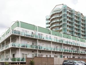 Skyvillion - Cozy Apartments in Enfield Town with Free Parking & Wifi