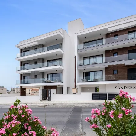 Sanders Elgio - Adorable Studio with Balcony