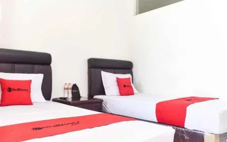 RedDoorz Near Alun Alun Wonosobo Отели в г. Sigaluh