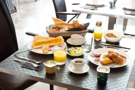 Hôtel le Saint Germain Отели в г. Ливри-Гарган