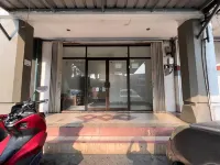De Novaren Guesthouse Hotel dekat Lapangan Merah Villa Mutiara Serpong