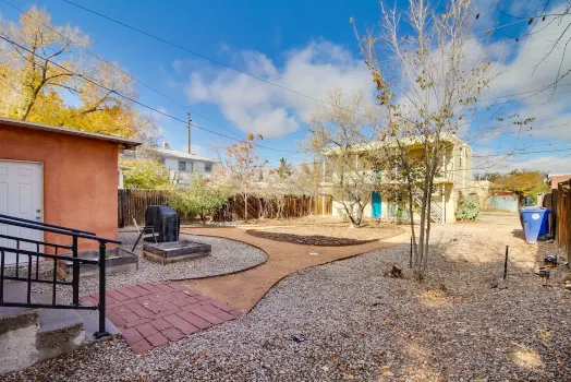 Charming Albuquerque Apartment Near Old Town! โรงแรมใกล้National Hispanic Cultural Center