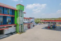 Grand Kencana Guesthouse Syariah Near Wisata Bahari Lamongan - parking