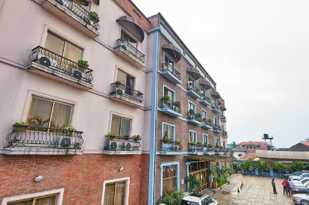 Oak Haven Hotel & Suites