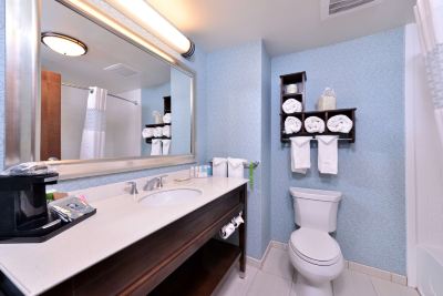 ゲストルーム(クイーンベッド2台)(バリアフリー対応バスタブ)(禁煙) ハンプトン イン ローマの写真