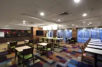 Holiday Inn Express ROCKLIN - GALLERIA AREA by IHG - breakfast