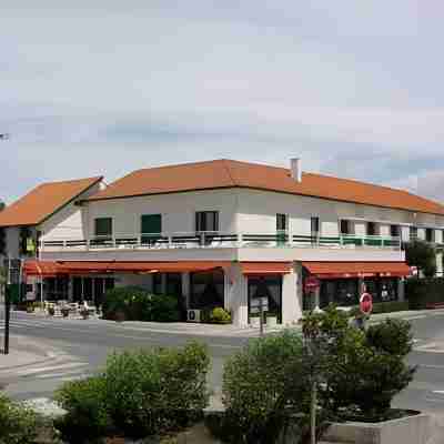 Hôtel des Pins & Restaurant Hotel Exterior