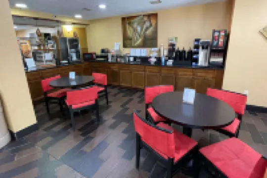 紐波特紐斯機場麥客達溫德姆酒店