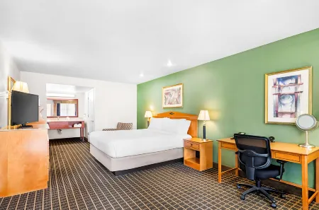 SureStayPlus Hotel by Best Western San Jose Central City Отели рядом с достопримечательностью «Хэппи Холлоу парк и зоопарк»